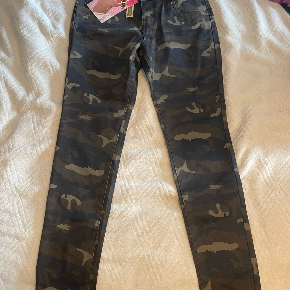 Hybrid & Company Camo Skinny Pants in Olive and Black
